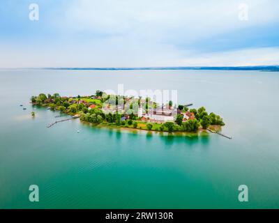 Frauenchiemsee oder Kloster Frauenworth Luftpanorama, es ist eine Benediktinerabtei auf der Insel Frauenchiemsee im Chiemsee, Bayern in Germ Stockfoto