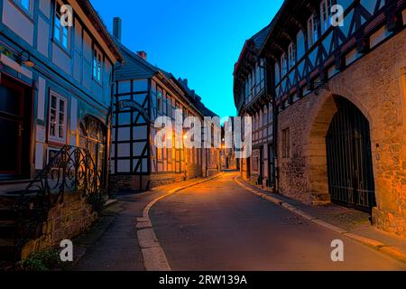 Blue Hour Alley, Goslar, Harz, Niedersachsen, Deutschland Stockfoto