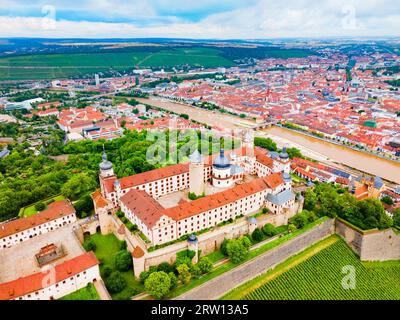 Festung Marienberg Luftpanorama in der Würzburger Altstadt. Würzburg oder Würzburg ist eine Stadt in der Region Franken im Bundesland Bayern. Stockfoto