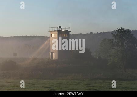 Ehemaliger DDR-Grenzturm im frühen Morgennebel in der Elbaue bei Darchau in der Elblandschaft UNESCO Biosphärenreservat. Betrag Stockfoto