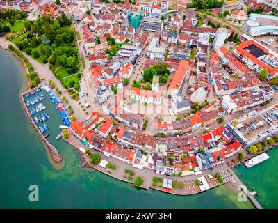 Friedrichshafen Altstadt Luftpanorama. Friedrichshafen ist eine Stadt am Ufer des Bodensees in Bayern. Stockfoto