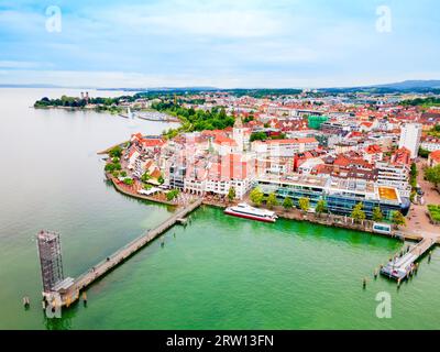 Friedrichshafen Luftpanorama. Friedrichshafen ist eine Stadt am Ufer des Bodensees in Bayern. Stockfoto