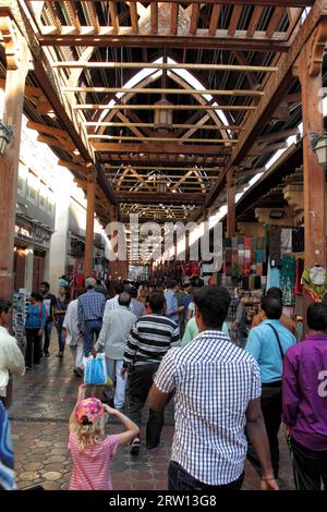 Bur Dubai Souk, eine Markthalle in Bur Dubai, die Stoffe und Kleidung verkauft, Dubai, Vereinigte Arabische Emirate Stockfoto