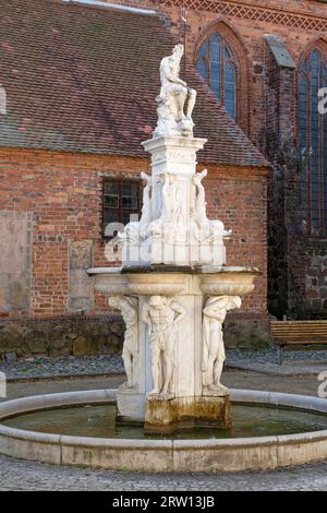 Der Neptun-Brunnen vor St. Nikolaikirche in Osterburg, Altmark. Hansestadt Osterburg, Sachsen-Anhalt, Deutschland Stockfoto