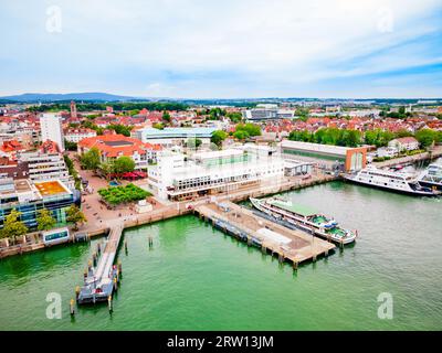 Friedrichshafen Luftpanorama. Friedrichshafen ist eine Stadt am Ufer des Bodensees in Bayern. Stockfoto