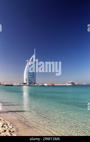 Das Luxushotel Burj al Arab am Jumeirah Beach in Dubai, Vereinigte Arabische Emirate Stockfoto