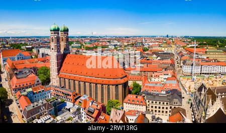 Frauenkirche aus der Vogelperspektive. Die Frauenkirche oder die Kathedrale unserer Lieben Frau ist eine katholische Kirche in München, Bayern in Deutschland Stockfoto