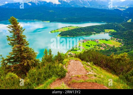 Walchensee Luftpanorama vom Aussichtspunkt Herzogstand. Walchensee oder Walchensee ist einer der tiefsten und größten Alpenseen in Deutschland. Stockfoto