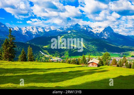 Zugspitze und Alpspitze Alpen Luftpanorama vom Aussichtspunkt Eckenhutte in Garmisch-partenkirchen Stadt in Bayern, Süddeutschland Stockfoto