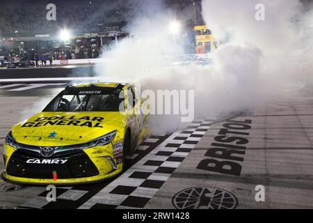 Bristol, TN, 19. April 2015: Matt Kenseth (20) gewinnt die Food City 500 auf dem Bristol Motor Speedway in Bristol, TN Stockfoto