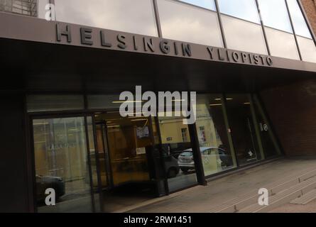 Helsinki, Finnland - 5. September 2023: Eintritt in die Bibliothek der Universität Helsinki in der Fabianinkatu-Straße. Stockfoto