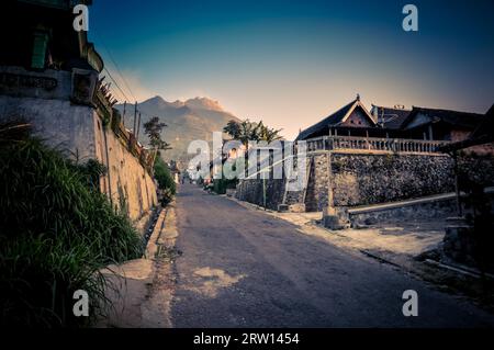 Malerischer Blick auf den Mount Merbabu, ruhender Stratovulkan, von den Straßen in der Nähe von Yogya in der zentralen Provinz Java in Indonesien Stockfoto