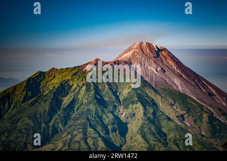 Foto von Mt. Merbabu, auch Aschenberg genannt, ist ein ruhender Stratovulkan in der Nähe von Yogya in der indonesischen Provinz Zentral-Java Stockfoto