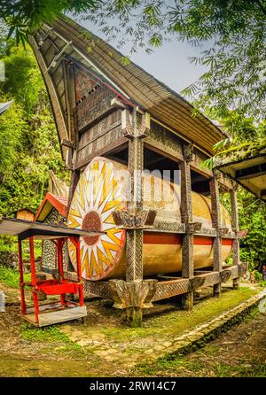 Foto eines traditionellen Grabes mit farbenfrohen Ornamenten und großem Bootsdach in Kete Kesu, Region Toraja in Sulawesi, Indonesien Stockfoto