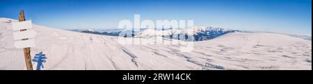 Wunderschöner sonniger Wintertag auf dem Gipfel der Niederen Tatra, Karpaten in der Slowakei Stockfoto