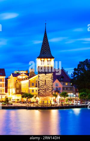 Der Mangturm oder Mangenturm ist ein alter Turm in der Altstadt von Lindau bei Nacht. Lindau ist eine große Stadt und Insel am Bodensee oder Bodensee in Bayern Stockfoto