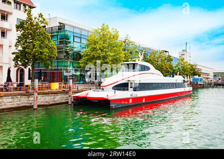 Touristenkreuzfahrtschiff in der Nähe von Friedrichshafen. Friedrichshafen ist eine Stadt am Ufer des Bodensees in Bayern. Stockfoto
