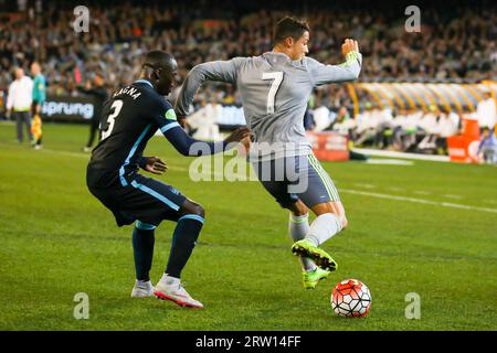MELBOURNE, AUSTRALIEN, 24. JULI: Bacary Sagna und Cristiano Ronaldo kämpfen um den Ball, während Manchester City Real Madrid im 3. Spiel der 2015 spielt Stockfoto