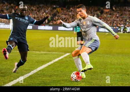 MELBOURNE, AUSTRALIEN, 24. JULI: Bacary Sagna und Cristiano Ronaldo kämpfen um den Ball, während Manchester City Real Madrid im 3. Spiel der 2015 spielt Stockfoto