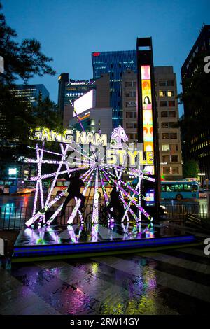 Seoul, Republik Korea, 21. Oktober 2014: Im Zentrum des Gangnam-Viertels von Seoul gelegen, lohnt sich die Gangnam Style Horse Dancing Stage Stockfoto