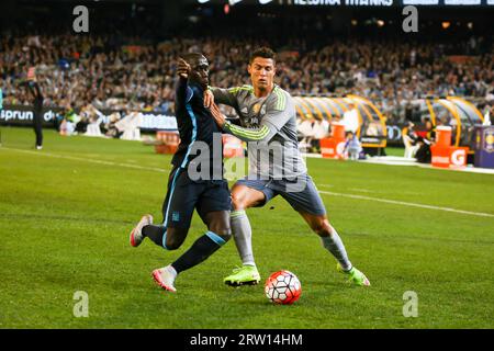 MELBOURNE, AUSTRALIEN, 24. JULI: Bacary Sagna und Cristiano Ronaldo kämpfen um den Ball, während Manchester City Real Madrid im 3. Spiel der 2015 spielt Stockfoto