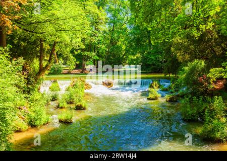 Wasserfall am Schwabinger Bach im Englischen Garten oder Englischer Garten, ein großer öffentlicher Park im Zentrum von München, Bayern Stockfoto