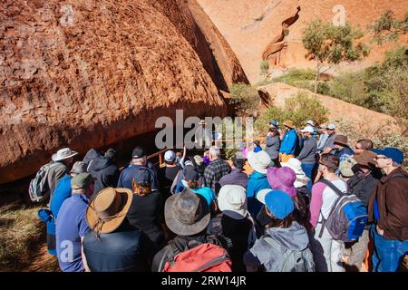 Uluru, Australien, 4. Juli 2015: Die berühmte Mala-Führung am Fuße des Uluru an einem klaren Wintermorgen im Northern Territory, Australien Stockfoto