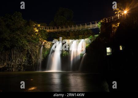 MENA Creek, Australien, 4. Mai 2015: Der Wasserfall im Paronella Park in Queensland, Australien Stockfoto