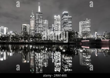 Melbourne, Australien, 24. April 2015: Skyline-Blick über den Yarra River in Schwarz-weiß Stockfoto