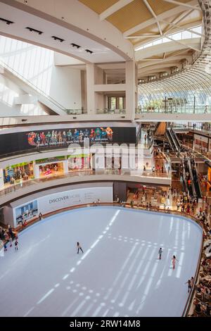 Marina Bay, Singapur, 21. Juni 2015, das Innere des Marina Bay Sands Einkaufskomplexes mit Eislaufbahn Stockfoto