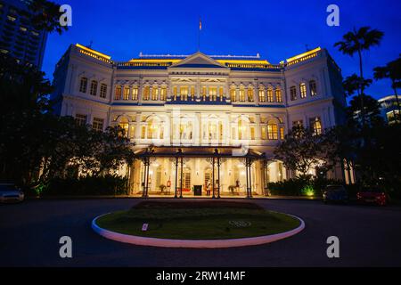 Singapur, Singapur, 22. Juni 2015: Das berühmte und historische Raffles Hotel an einem warmen sonnigen Abend in Singapur Stockfoto