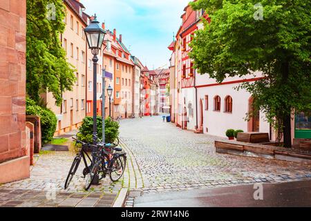 Die Weißgerbergasse mit buntem Holzrahmen oder Holzwerkhäusern in der Nürnberger Altstadt. Nürnberg ist die zweitgrößte Stadt des bayerischen Bundesstaates Stockfoto