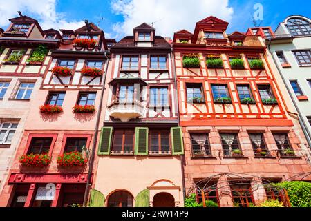 Die Weißgerbergasse mit buntem Holzrahmen oder Holzwerkhäusern in der Nürnberger Altstadt. Nürnberg ist die zweitgrößte Stadt des bayerischen Bundesstaates Stockfoto