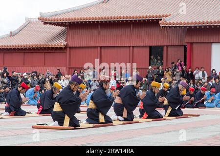 Okinawa, Japan, 2. Januar 2015: Gekleidete Menschen bei der traditionellen Neujahrsfeier im Schloß Shuri-Jo Stockfoto