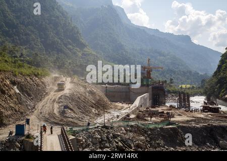 Bhulbhule, Nepal, 23. Oktober 2014: Baustelle des Wasserkraftprojekts Upper Marsyangdi in der Annapurna-Region Stockfoto