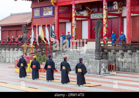 Okinawa, Japan, 2. Januar 2015: Verkleidete Menschen bei der traditionellen Neujahrsfeier im Schloß Shuri-Jo Stockfoto