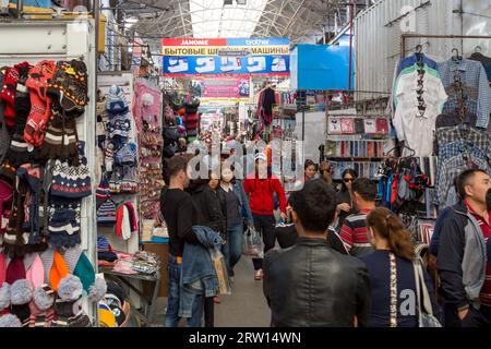 Bischkek, Kirgisistan, 3. Oktober 2014: Menschen einkaufen im riesigen Dordoi-Basar Stockfoto