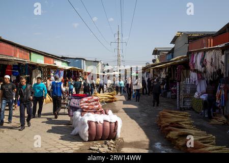 Bischkek, Kirgisistan, 3. Oktober 2014: Menschen einkaufen auf dem Dordoi-Basar Stockfoto