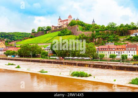 Festung Marienberg und Main in der Wurzburger Altstadt. Würzburg oder Würzburg ist eine Stadt in Franken im bayerischen Bundesland Bayern. Stockfoto