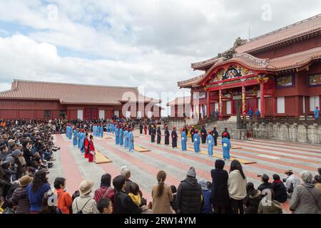 Okinawa, Japan, 2. Januar 2015: Verkleidete Menschen bei der traditionellen Neujahrsfeier im Schloß Shuri-Jo Stockfoto