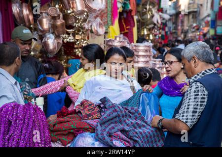 Kathmandu, Nepal, 19. Oktober 2014: Ein Verkäufer zeigt Schals an Kunden auf einem Markt im Bezirk Thamel Stockfoto