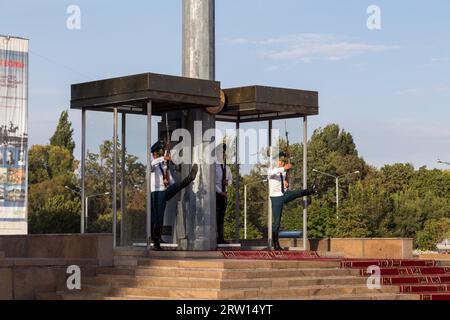 Bischkek, Kirgisistan, 30. September 2014: Prozession des stündlichen Wachwechsels an der offiziellen Kirgisischen Fahnenmast am Ala-Too-Platz Stockfoto