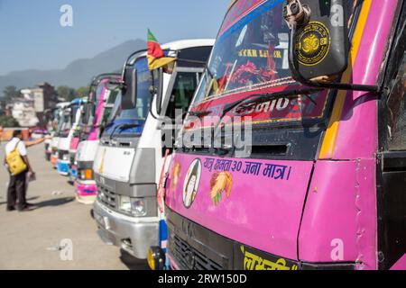 Kathmandu, Nepal, 22. Oktober 2014: Mehrere bunte Busse parkten an einer Touristenbushaltestelle Stockfoto