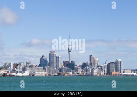 Auckland, Neuseeland, 15. April 2015: Blick auf die Skyline von Devonport aus Stockfoto