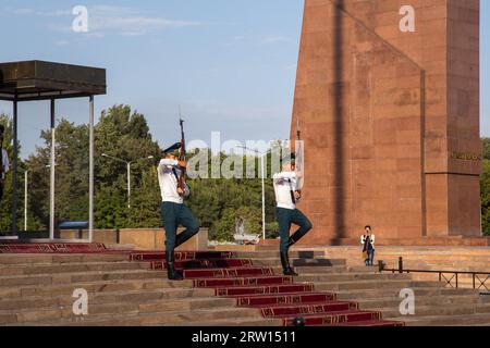 Bischkek, Kirgisistan, 30. September 2014: Prozession des stündlichen Wachwechsels an der offiziellen Kirgisischen Fahnenmast am Ala-Too-Platz Stockfoto