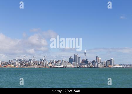 Auckland, Neuseeland, 15. April 2015: Blick auf die Skyline von Devonport aus Stockfoto