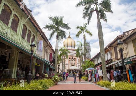 Singapur, Singapur, 31. Januar 2015: Sultanmoschee und Volk im Viertel Arab Street Stockfoto