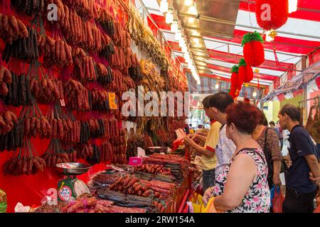 Singapur, Singapur, 3. Februar 2015: Kunden an einem Wurststand auf dem Markt in Chinatown, Asien Stockfoto