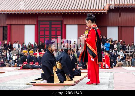 Okinawa, Japan, 2. Januar 2015: Verkleidete Leute geben eine Show bei der traditionellen Neujahrsfeier im Schloss Shuri-Jo Stockfoto