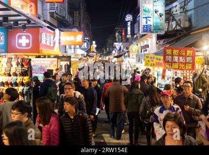 Taipei, Taiwan, 4. Januar 2015: Eine Gasse voller Menschen auf dem Nachtmarkt im Bezirk Shilin Stockfoto